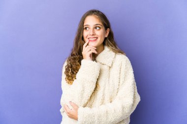 Beyaz tenli hoş bir kadın rahatlamış fotokopi odasına bakan bir şey düşünüyor..