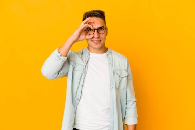 Genç, yakışıklı, beyaz tenli, yalnız ve heyecanlı bir adam..