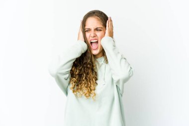 Kafkasyalı genç bir kadın, kulaklarını elleriyle kapatıyor ve yüksek sesli sesler duymamaya çalışıyor..