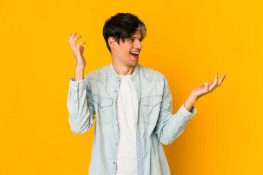 Genç, sıska, neşeli İspanyol adam çok gülüyor. Mutluluk kavramı.