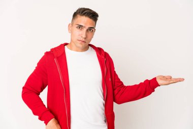 Beyaz tenli yakışıklı, izole edilmiş, avuç içinde fotokopi çeken ve belinde başka bir el tutan bir adam..