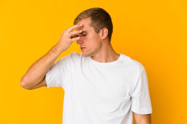 Kafkasyalı yakışıklı genç adamın başı ağrıyor, yüzüne dokunuyor..