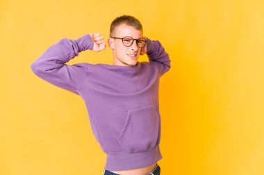 Genç beyaz yakışıklı adam kollarını açıyor, rahat pozisyonda..