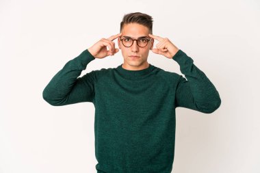 Kafkasyalı yakışıklı genç bir adam izole edilmiş bir vazifeye odaklanmış, parmaklarını işaret ediyor..