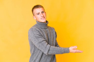 Beyaz tenli yakışıklı bir adam avucunun üzerinde fotokopi odası tutuyor..