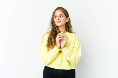 Kafkasyalı genç kadın bir plan yapıyor, bir fikir kuruyor..