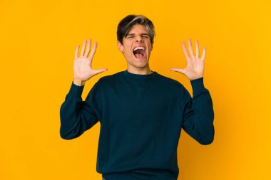 Genç, sıska, ispanyol bir adam gökyüzüne doğru bağırıyor, yukarı bakıyor, hayal kırıklığına uğramış..