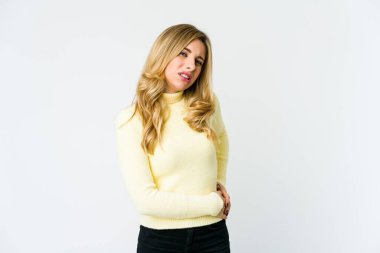 Beyaz, sarışın bir kadının karaciğeri ağrıyor, karnı ağrıyor..