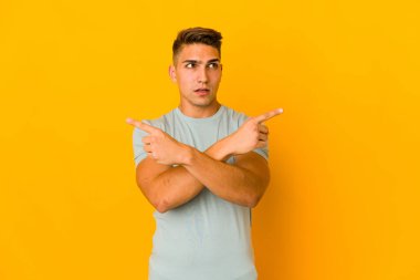 Yakışıklı, beyaz bir adam iki seçenek arasında seçim yapmaya çalışıyor..