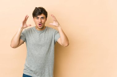 Genç, havalı bir adam zaferi ya da başarıyı kutluyor. Şaşırdı ve şok oldu..