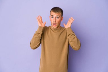 Genç beyaz yakışıklı adam şaşırdı ve şok oldu..