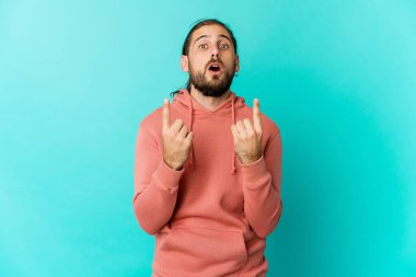 Uzun saçlı genç adam ağzı açık yukarı bakıyor..