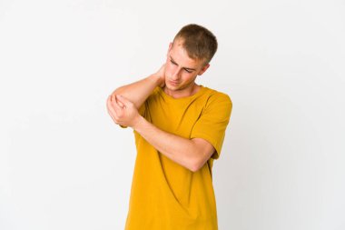 Genç beyaz yakışıklı adam dirsek masajı yapıyor, kötü bir hareketin ardından acı çekiyor..