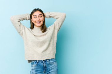 Kafkasyalı genç bir kadın kendini güvende hissediyor, elleri başının arkasında..