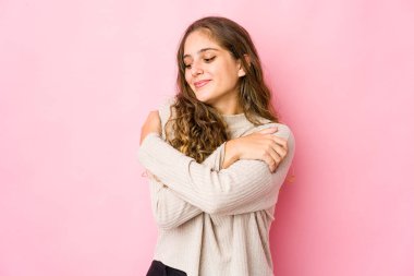 Genç beyaz kadın sarıldı, kaygısız gülümsedi ve mutlu oldu..