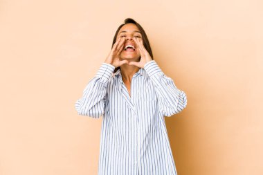 Genç İspanyol kadın yalnız başına heyecanlı bir şekilde bağırıyor..