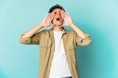 Renkli arka planda poz veren sıska, genç bir İspanyol. 