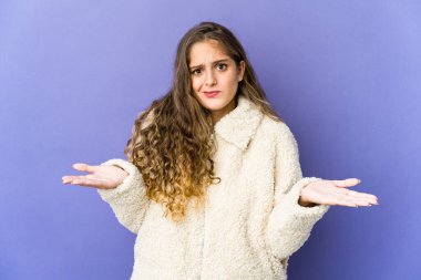 Genç, beyaz, hoş bir kadın. Şüpheye düşüp omuz silkiyor..