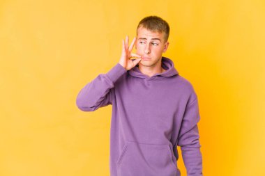 Dudakları dudaklarında beyaz tenli yakışıklı bir adam sır saklıyor..