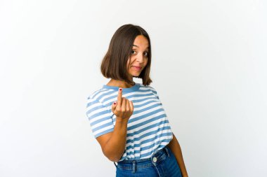 Genç melez kadın seni işaret ediyor. Sanki seni davet ediyormuş gibi..