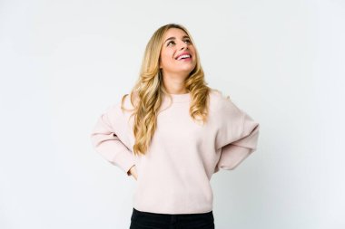 Beyaz, sarışın, gevşemiş ve mutlu bir kadın. Dişlerini göstererek gülüyor..