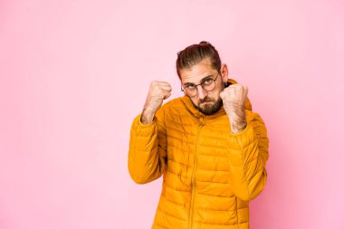 Uzun saçlı genç adam bir tartışma yüzünden yumruk atıyor, sinirleniyor, kavga ediyor, boks yapıyor..