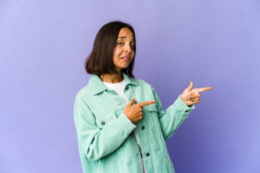 Genç melez kadın işaret parmaklarıyla fotokopi alanını işaret ederek heyecan ve arzusunu ifade ediyor..