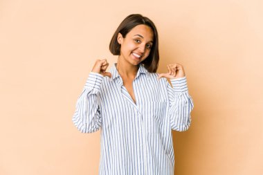 İzole edilmiş genç İspanyol kadın gururlu ve kendinden emin hissediyor, örnek olarak..