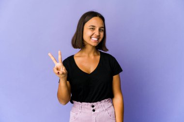 Genç melez kadın iki numarayı parmaklarıyla gösteriyor..