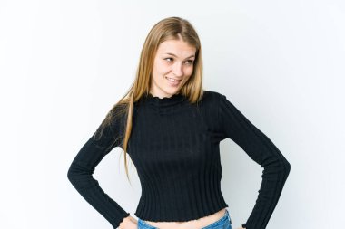 Beyaz arka planda izole edilmiş genç sarışın bir kadın. Kendine güveniyor. Ellerini kalçasında tutuyor..