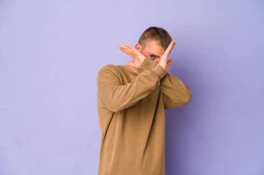 Kafkasyalı yakışıklı bir adam iki kolu çapraz tutuyor, inkar kavramı..