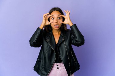 Genç melez kadın bir fırsat yakalamak için gözlerini açık tutuyor..