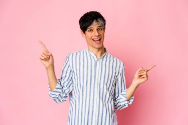 Genç, sıska, ispanyol bir adam, farklı kopya alanlarını gösteriyor, birini seçiyor, parmaklarıyla gösteriyor..