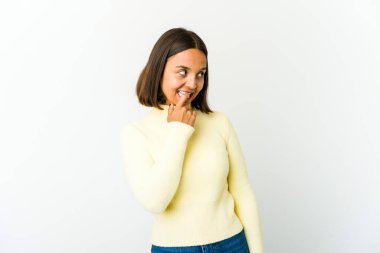 Genç melez kadın rahatlamış fotokopi odasına bakan bir şey düşünüyor..