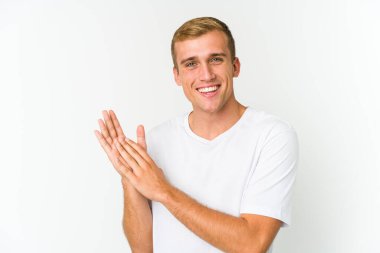 Genç beyaz yakışıklı adam enerjik ve rahat hissediyor, ellerini ovuşturuyor kendinden emin..
