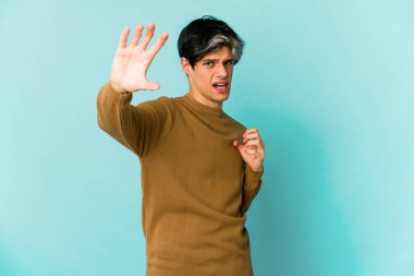 Renkli arka planda poz veren sıska, genç bir İspanyol. 