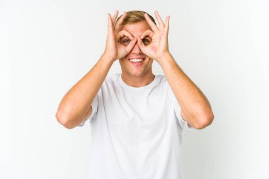 Beyaz tenli yakışıklı adam gözlerinde işaret var.