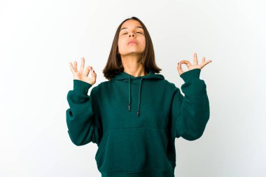 Genç melez kadın yorucu bir günün ardından rahatlıyor, yoga yapıyor..