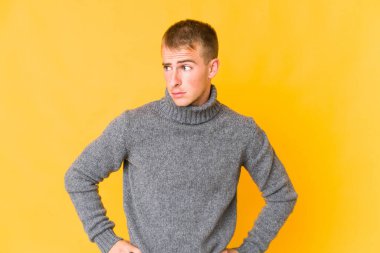 Kafası karışmış, genç, beyaz, yakışıklı bir adam..