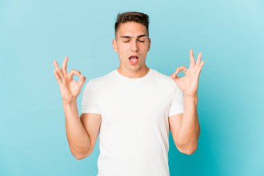 Kafkasyalı yakışıklı genç adam sıkı çalışma gününden sonra dinleniyor, yoga yapıyor..