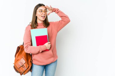 Beyaz arka planda izole edilmiş, elini alnına koyan beyaz tenli genç bir kadın..