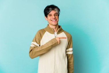 Renkli arka planda poz veren sıska, genç bir İspanyol. 