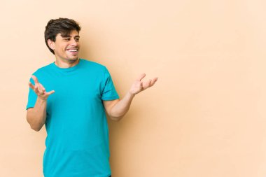 Genç, havalı adam çok gülüyor. Mutluluk kavramı.