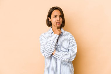 Genç İspanyol kadın şüpheli ve şüpheci bir ifadeyle yanlamasına bakıyor..