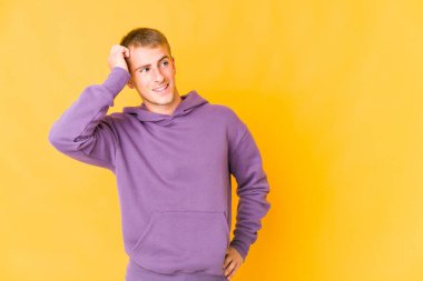 Genç beyaz yakışıklı adam zaferi, tutkuyu ve coşkuyu, mutlu ifadeyi kutluyor..