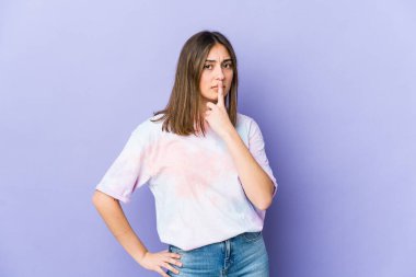 Kafkasyalı genç bir kadın düşünüyor, bakıyor, yansıtıyor, düşünüyor, hayal kuruyor..