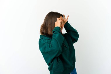 Genç melez kadın bir fırsat yakalamak için gözlerini açık tutuyor..