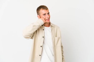 Genç, beyaz, yakışıklı bir adam cep telefonu hareketini parmaklarıyla gösteriyor..