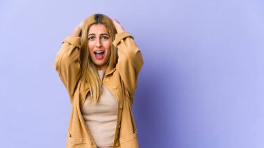 Genç sarışın, beyaz kadın öfkeyle bağırıyor..