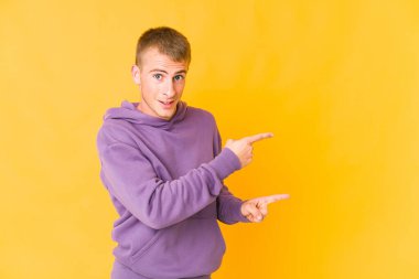 Kafkasyalı yakışıklı genç adam işaret parmağıyla işaret ettiği için heyecanlı..